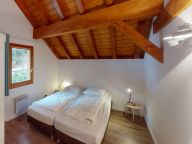 Chalet Le Clos du Pré with a family room-11