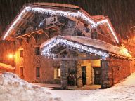 Chalet Père Marie with outdoor whirlpool and sauna-27