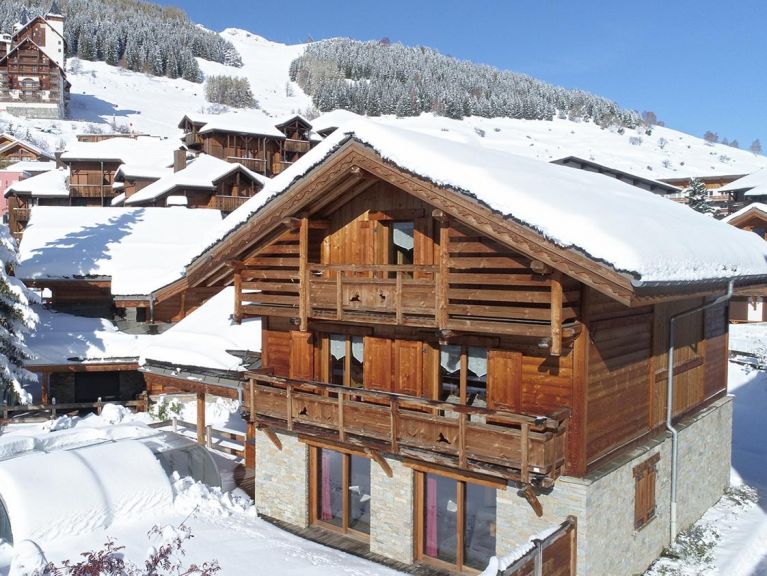 Le Loup Lodge with private pool and sauna